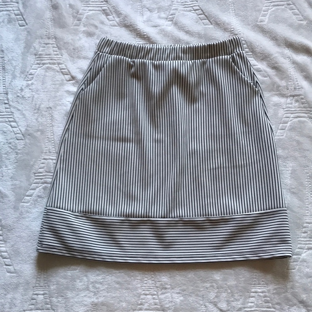 Black and white skirt with pockets